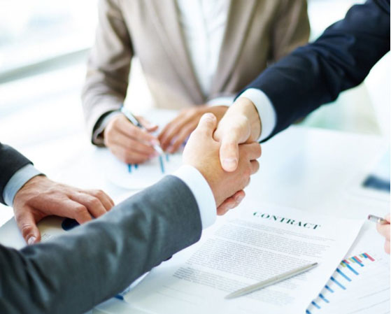 在多工位冷镦機的(de)設計(jì)和制(zhì)造中(zhōng)，如何考慮生(shēng)産(chǎn)效(xiào)率和加工精度的平衡？有哪些優化措施(shī)和技術？